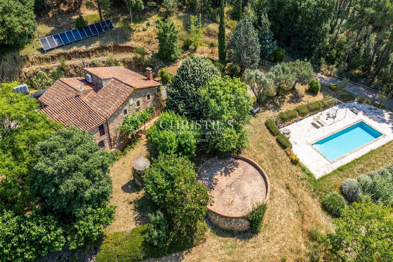 Masía con encanto y gran terreno en Breda – Sant Feliu de Buixalleu. 6 habitaciones, 2 baños, 350 m² en venta.