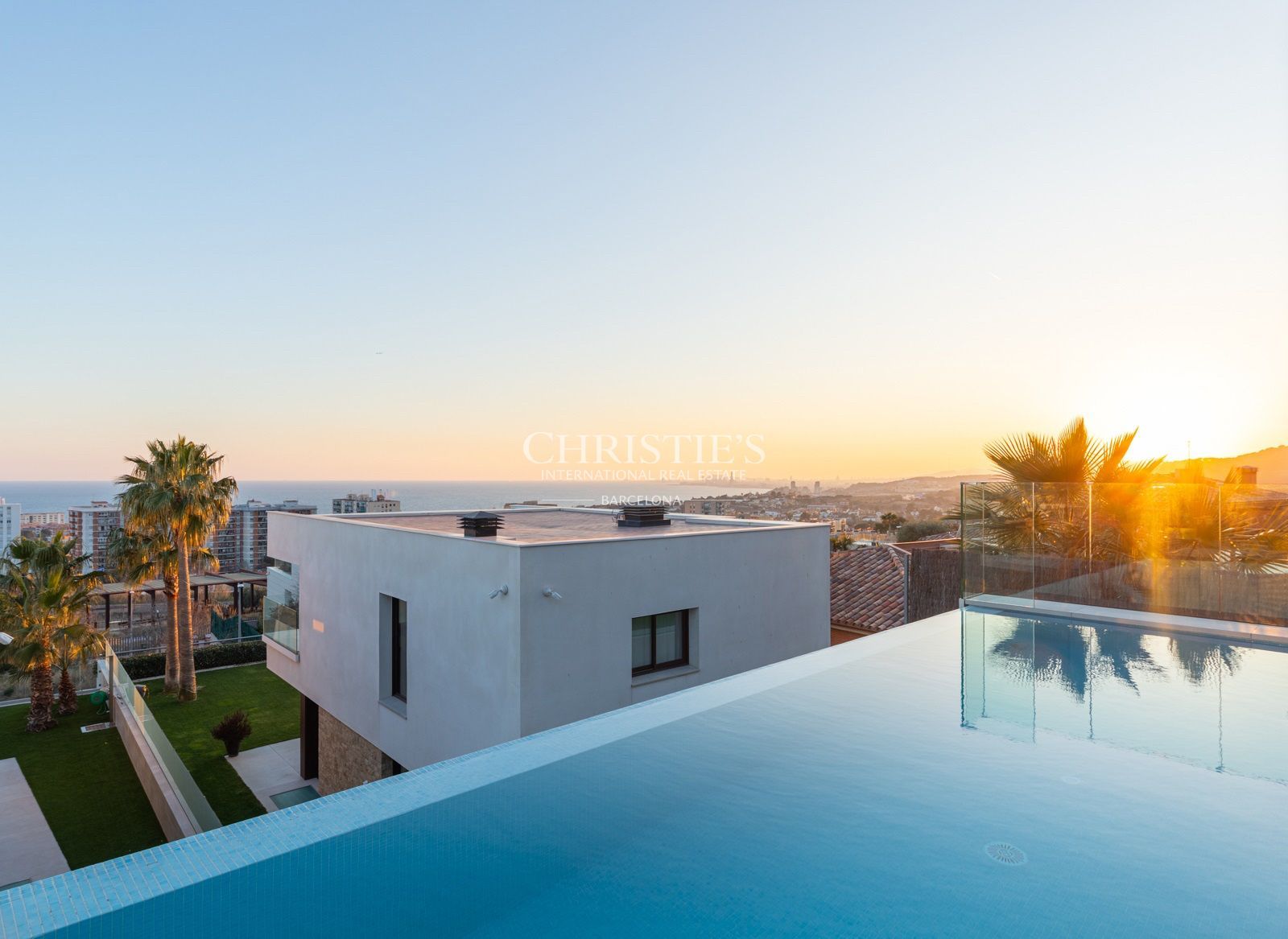 Villa de obra nueva con vistas panorámicas al Mediterráneo. 5 habitaciones, 4 baños, 415 m² en venta.