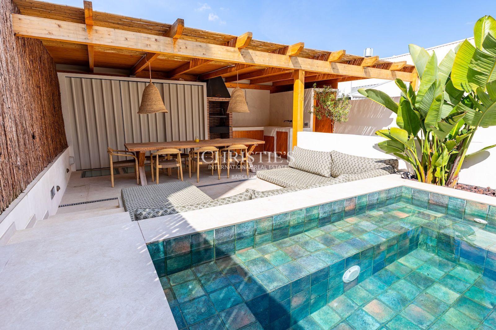 Planta baja dúplex con terraza y piscina a pocos pasos del mar. 2 habitaciones, 3 baños, 93 m² en venta.