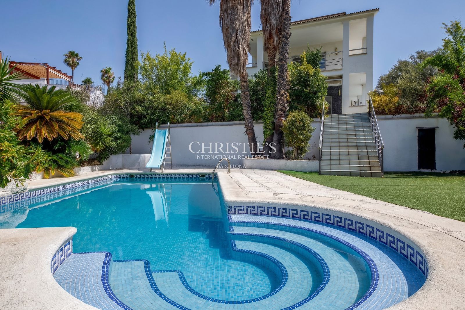 Villa familiar con jardín y piscina en Argentona. 5 habitaciones, 5 baños, 567 m² en venta.