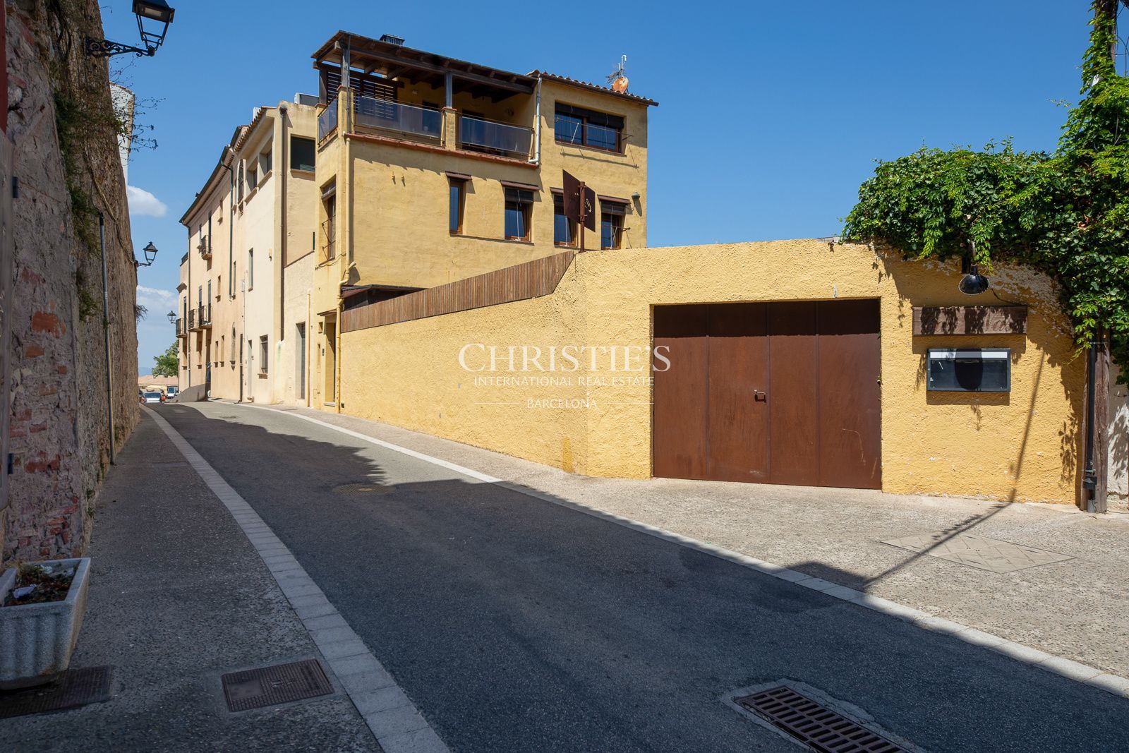 BEGUR. EDIFICIO CON 2 VIVIENDAS Y 2 LOCALES COMERCIALES EN ZONA CÉNTRICA