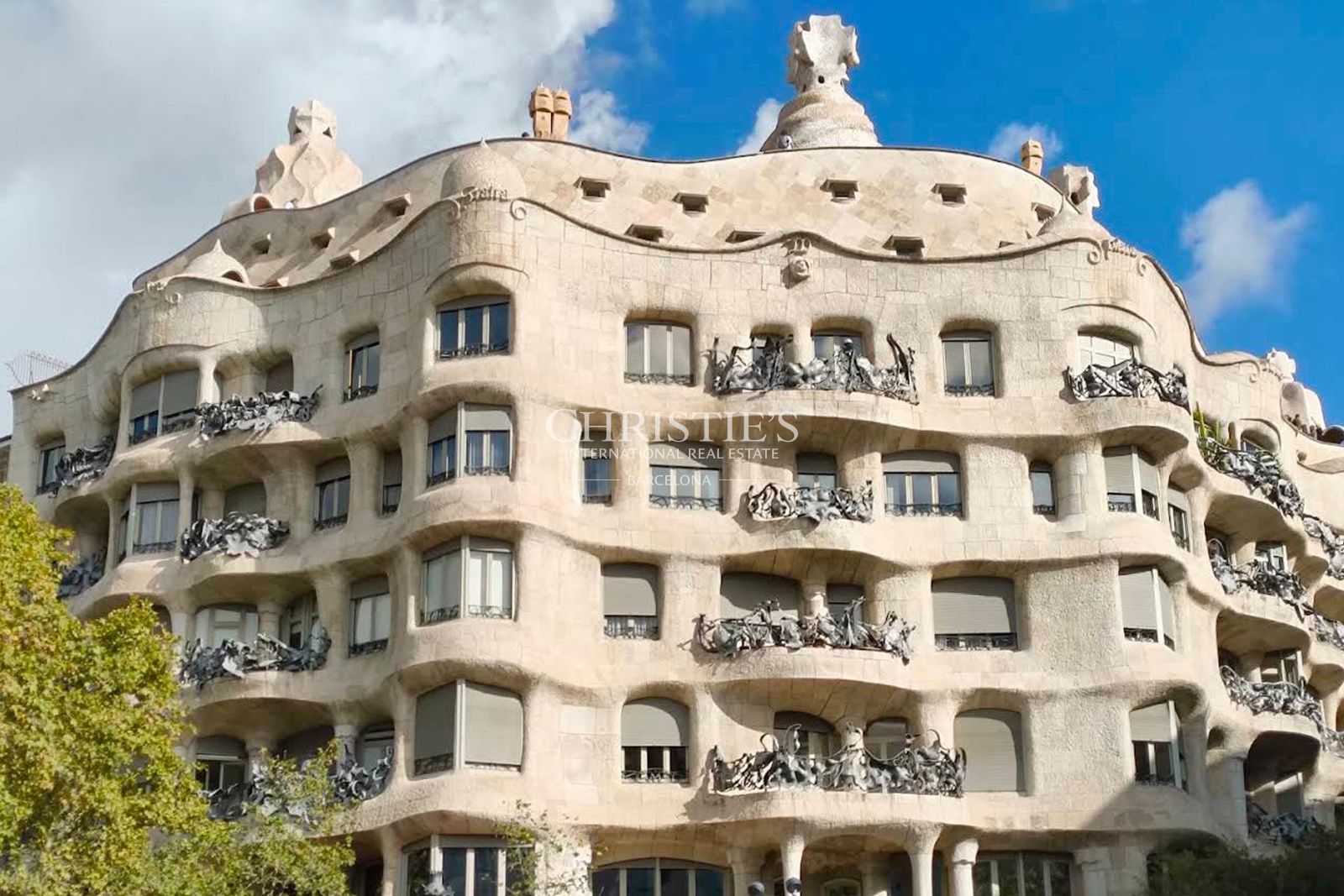 Piso con arquitectura clásica y gran potencial en Barcelona. 3 habitaciones, 2 baños, 86 m² en venta.