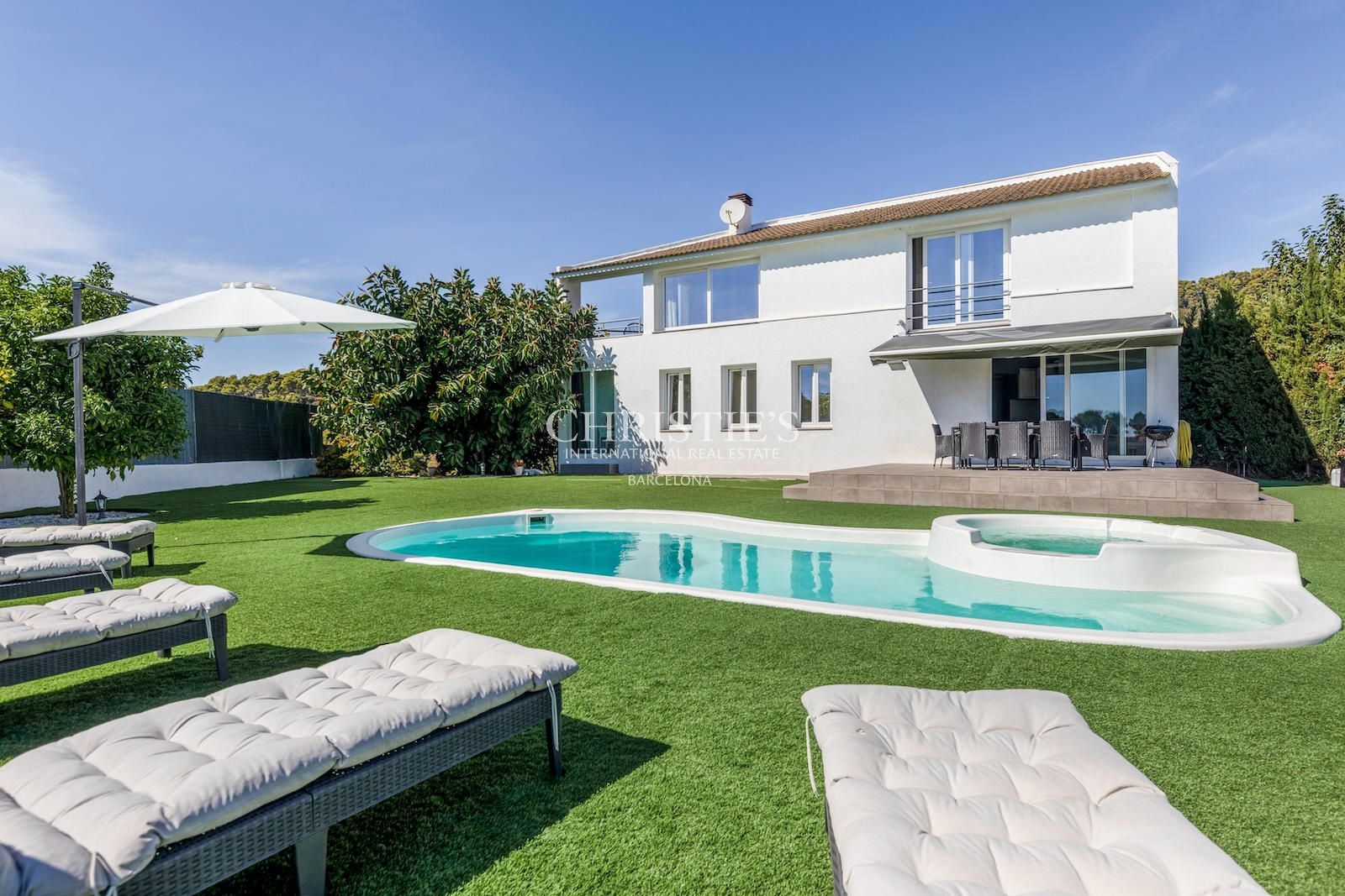 Property with a tourist license, heated pool, and sea views.. 4 habitaciones, 2 baños, 198 m² en venta.