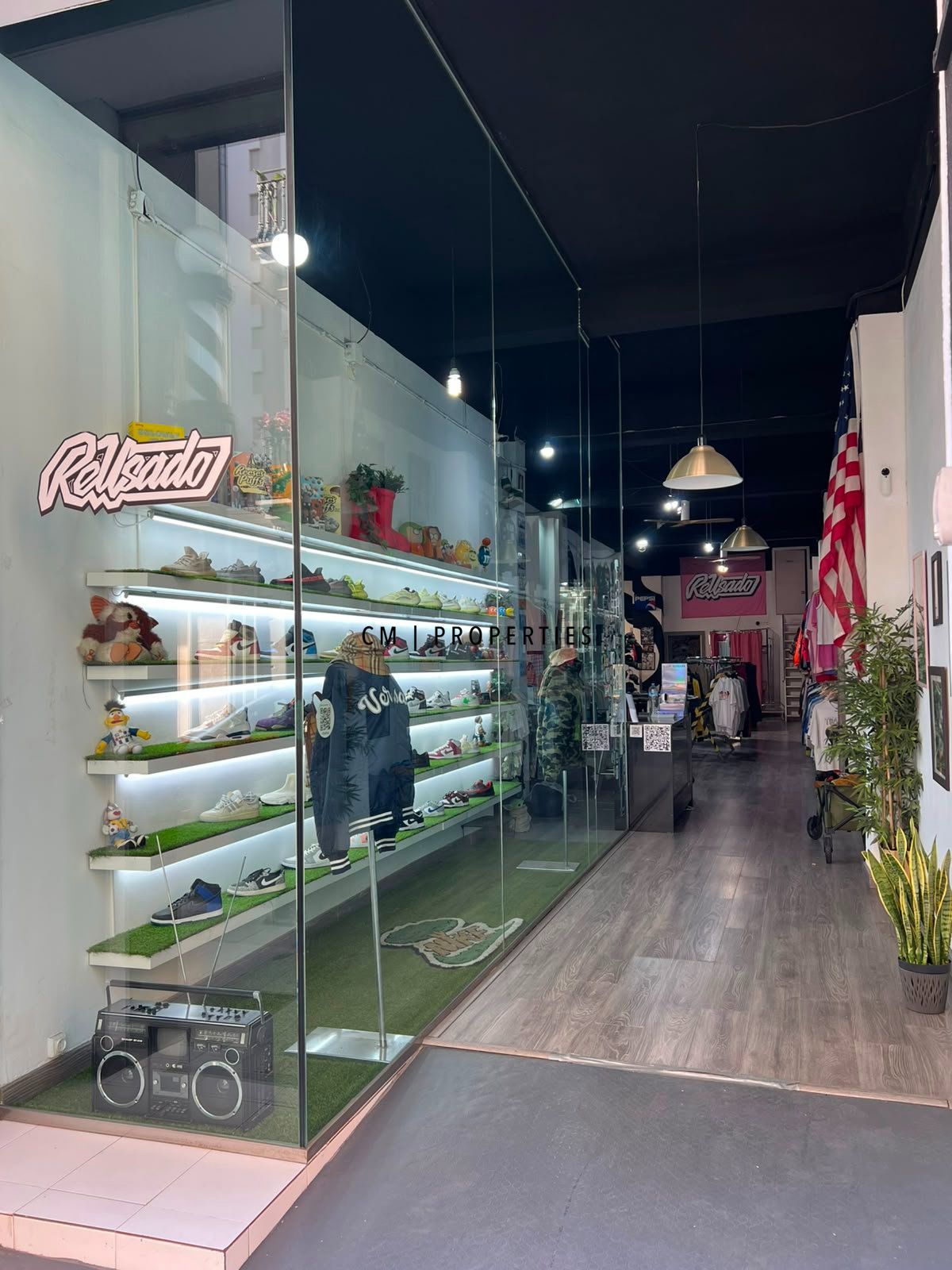 Traspaso de tienda vintage de 200 m² con barbería en Ruzafa - Foto 1