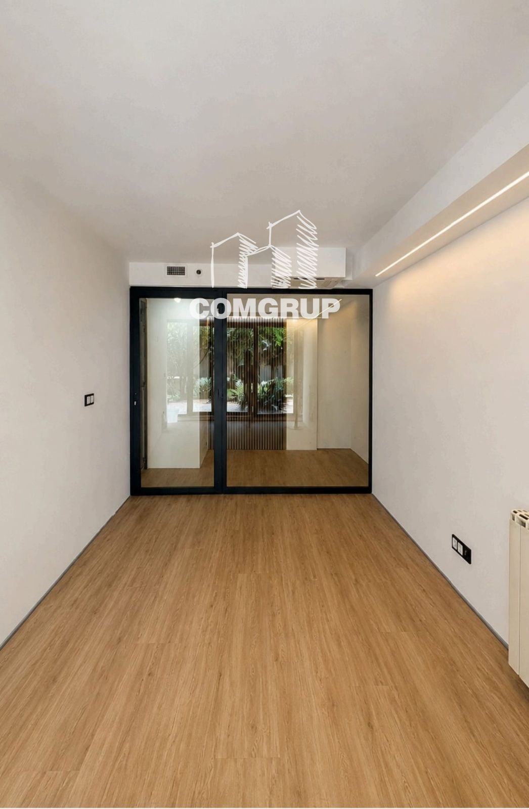 detalles - Alquiler de local comercial en  Sant Antoni  l´Eixample Esquerra.