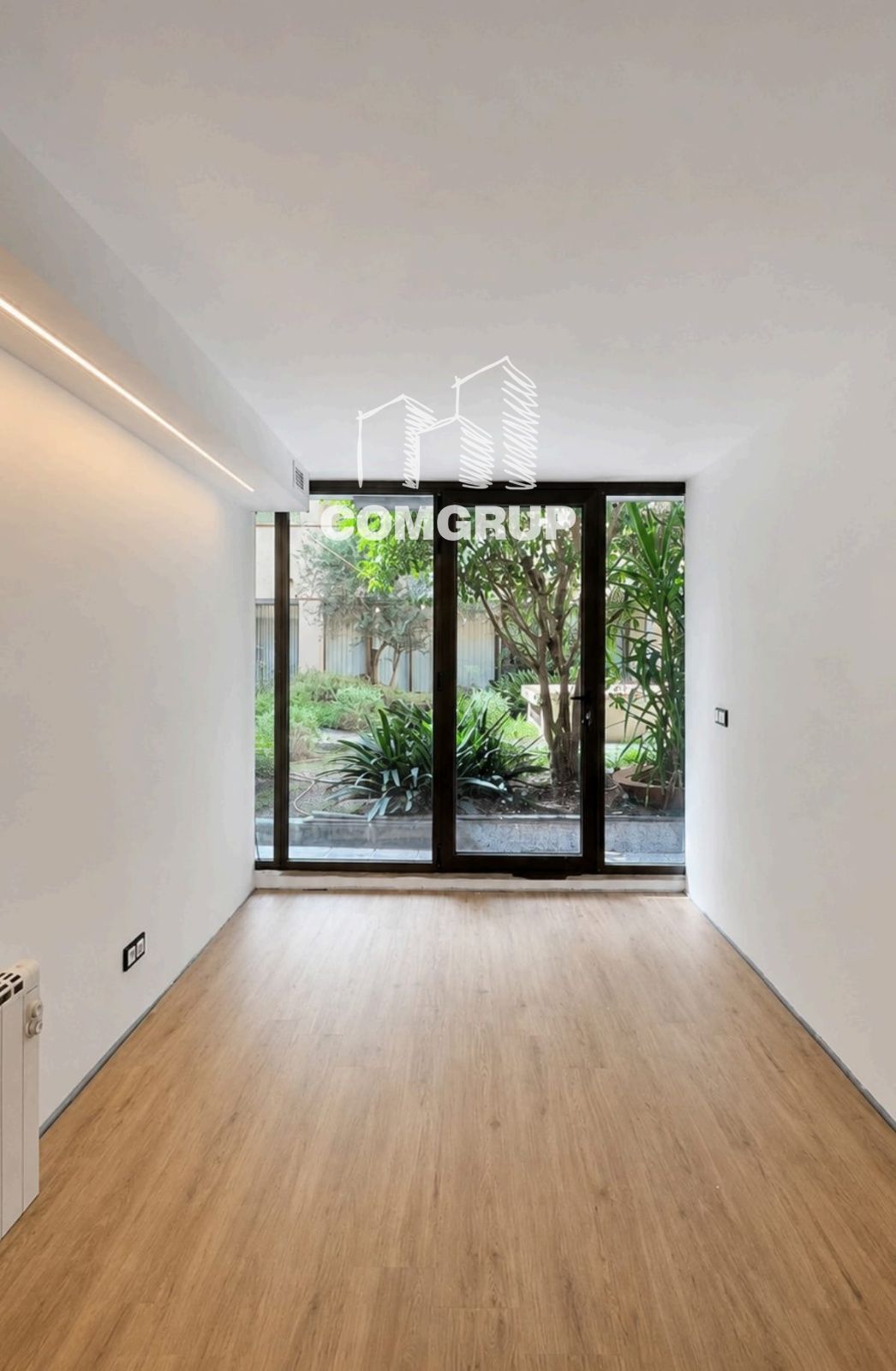 detalles - Alquiler de local comercial en  Sant Antoni  l´Eixample Esquerra.
