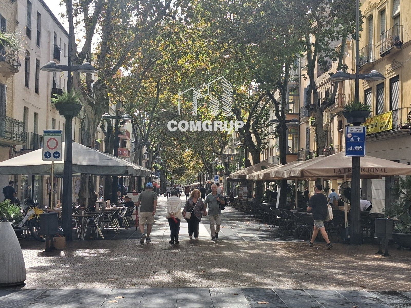 Traspaso de Restaurante en la Rambla Principal de Vilanova con gran Terraza - Foto 1
