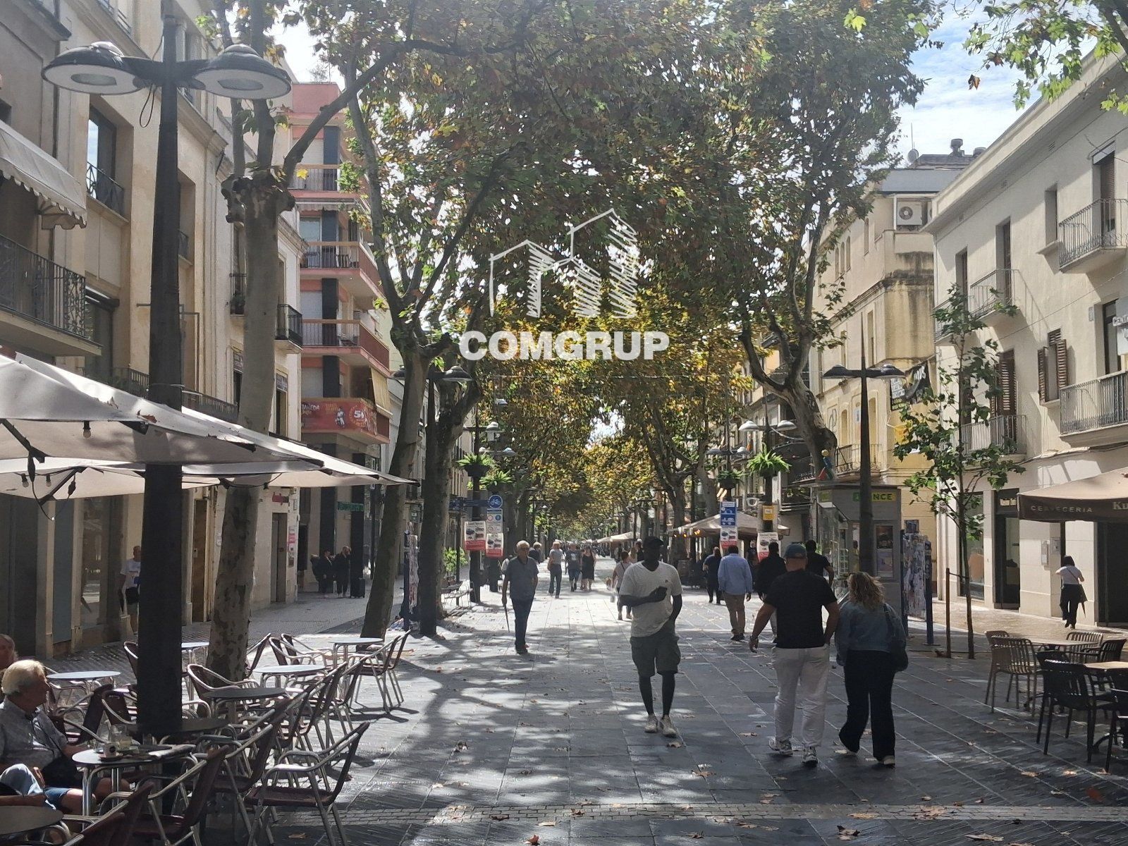 Traspaso de Restaurante en la Rambla Principal de Vilanova con gran Terraza - Foto 3