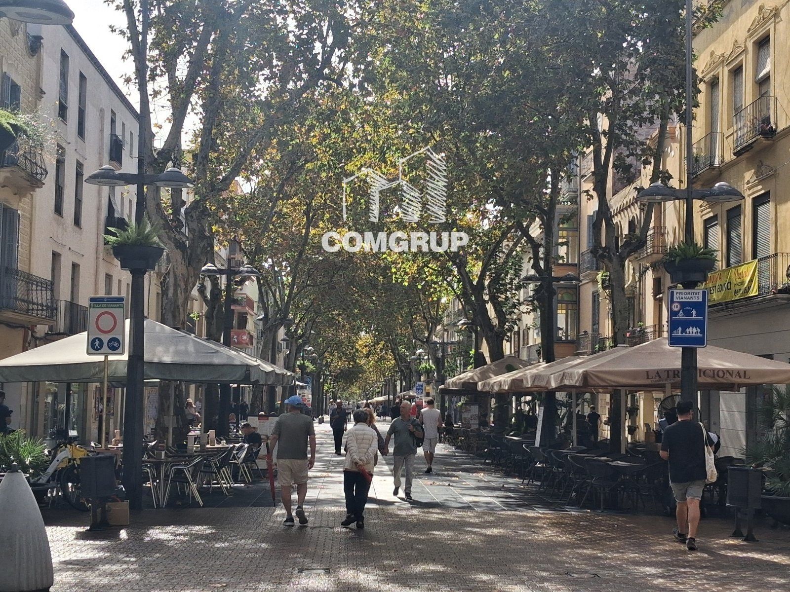 Traspaso de Restaurante en la Rambla Principal de Vilanova con gran Terraza - Foto 6