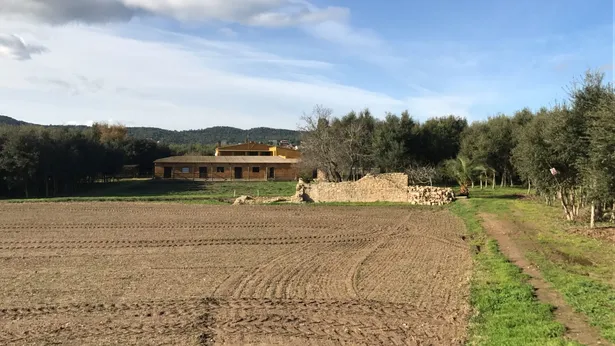 MAS ROURE - L´encant d´una masia però ubicada a pocs metres d´un centre urbà