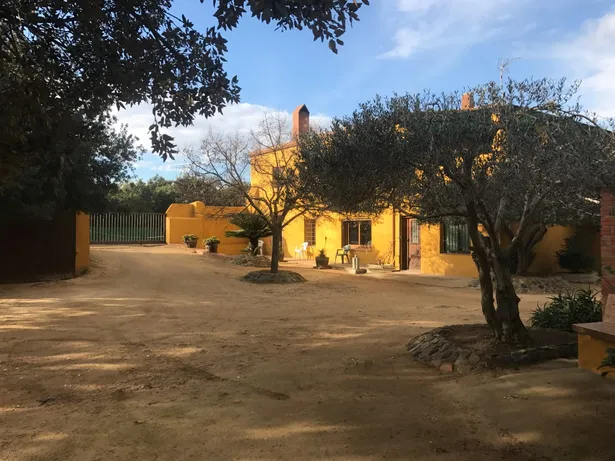 MAS ROURE - L´encant d´una masia però ubicada a pocs metres d´un centre urbà