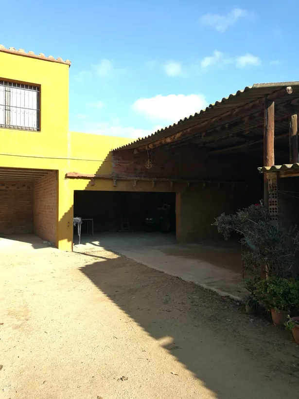 MAS ROURE - L´encant d´una masia però ubicada a pocs metres d´un centre urbà