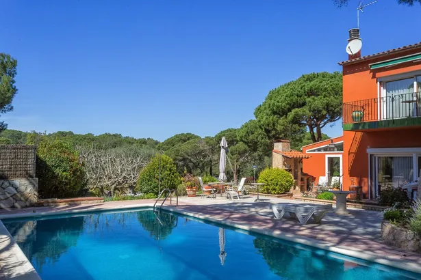 Menorca – estilo mediterráneo con piscina entre bosque y mar en Calella de Palafrugell