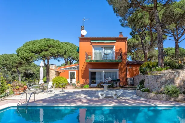 Menorca – estilo mediterráneo con piscina entre bosque y mar en Calella de Palafrugell