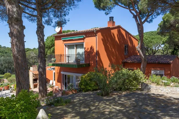 Menorca – estilo mediterráneo con piscina entre bosque y mar en Calella de Palafrugell
