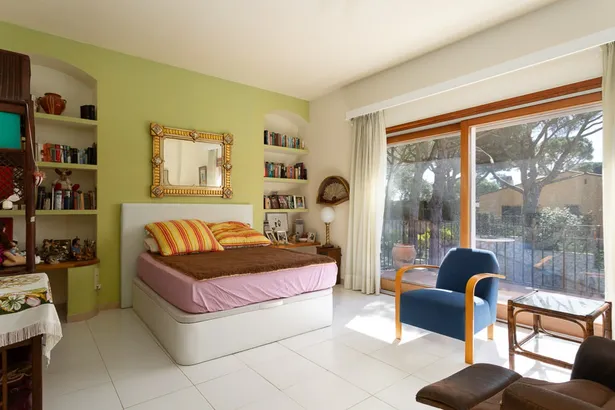 Menorca – estilo mediterráneo con piscina entre bosque y mar en Calella de Palafrugell