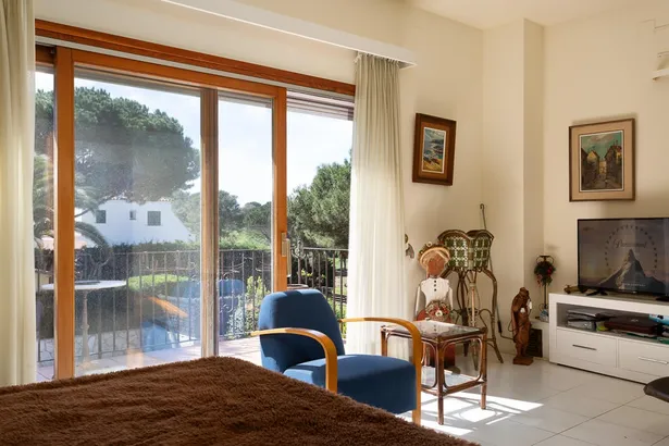 Menorca – estilo mediterráneo con piscina entre bosque y mar en Calella de Palafrugell