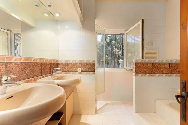 Menorca – estilo mediterráneo con piscina entre bosque y mar en Calella de Palafrugell