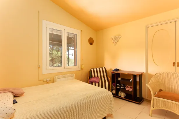 Menorca – estilo mediterráneo con piscina entre bosque y mar en Calella de Palafrugell