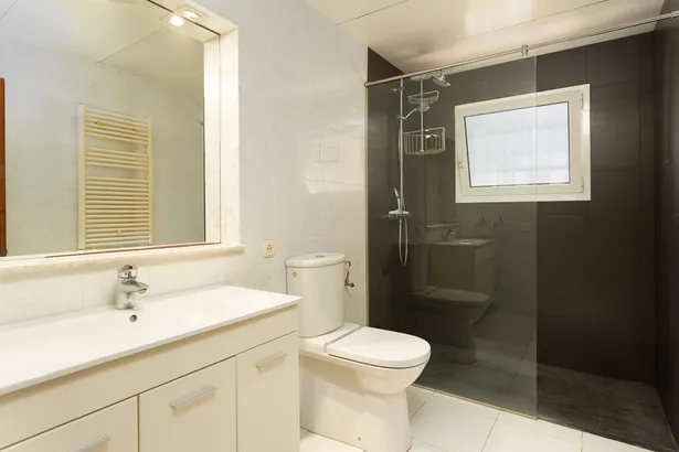 Menorca – estilo mediterráneo con piscina entre bosque y mar en Calella de Palafrugell