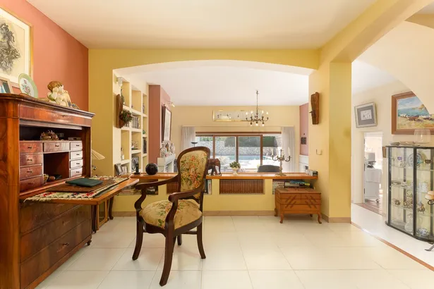 Menorca – estilo mediterráneo con piscina entre bosque y mar en Calella de Palafrugell