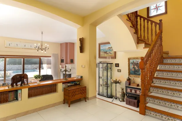 Menorca – estilo mediterráneo con piscina entre bosque y mar en Calella de Palafrugell