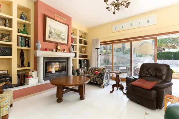 Menorca – estilo mediterráneo con piscina entre bosque y mar en Calella de Palafrugell
