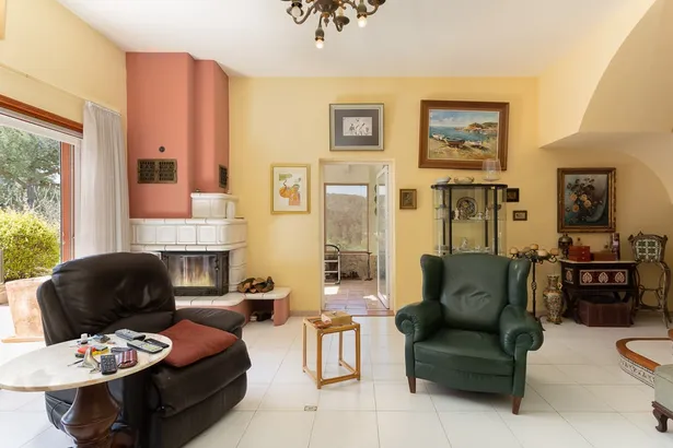 Menorca – estilo mediterráneo con piscina entre bosque y mar en Calella de Palafrugell