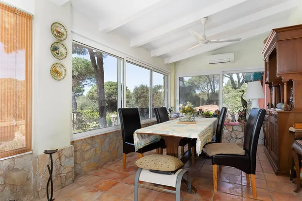 Menorca – estilo mediterráneo con piscina entre bosque y mar en Calella de Palafrugell