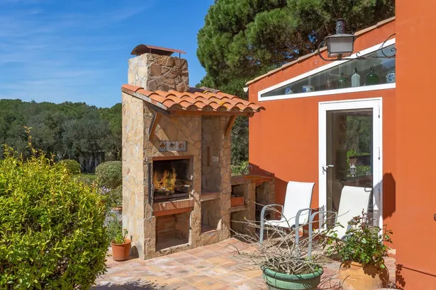 Menorca – estilo mediterráneo con piscina entre bosque y mar en Calella de Palafrugell