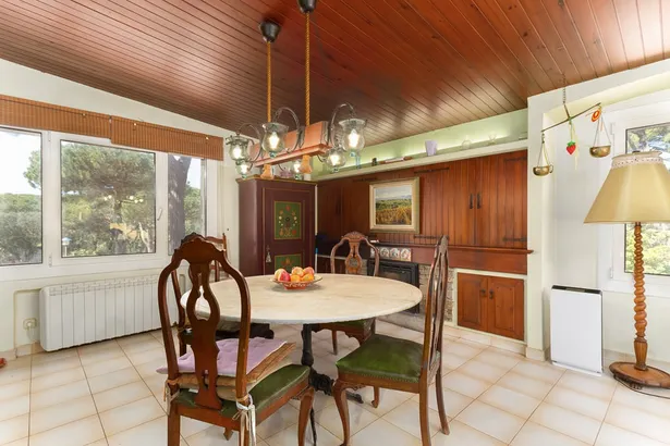 Menorca – estilo mediterráneo con piscina entre bosque y mar en Calella de Palafrugell