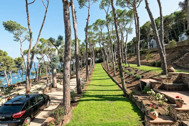 ES PORTIÓ - espectacular villa, situada en un rincón paradisíaco de la Costa Brava, con acceso directo al mar.