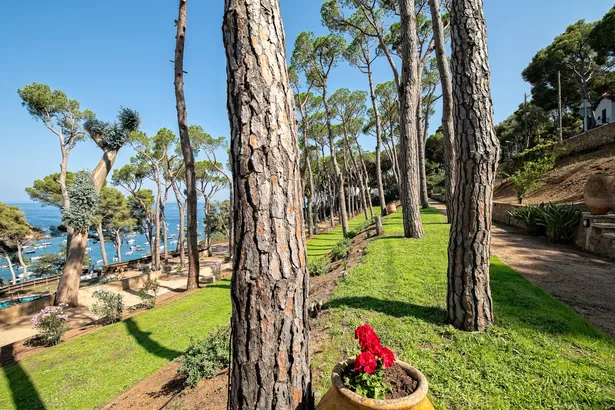 ES PORTIÓ - espectacular villa, situada en un rincón paradisíaco de la Costa Brava, con acceso directo al mar.