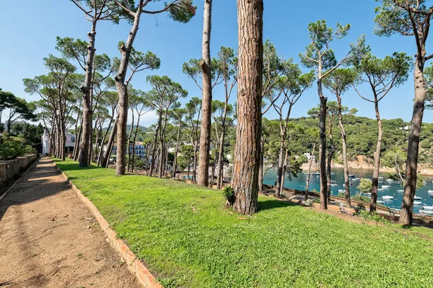 ES PORTIÓ - espectacular villa, situada en un rincón paradisíaco de la Costa Brava, con acceso directo al mar.