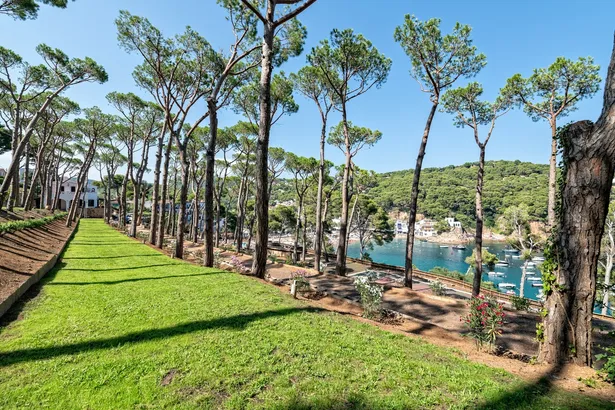 ES PORTIÓ - espectacular villa, situada en un rincón paradisíaco de la Costa Brava, con acceso directo al mar.