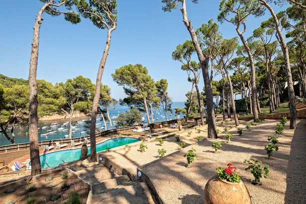 ES PORTIÓ - espectacular villa, situada en un rincón paradisíaco de la Costa Brava, con acceso directo al mar.