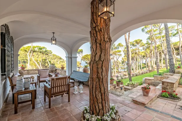 ES PORTIÓ - espectacular villa, situada en un rincón paradisíaco de la Costa Brava, con acceso directo al mar.