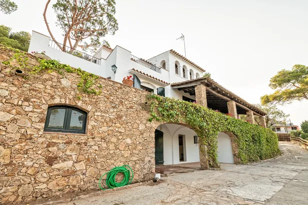 ES PORTIÓ - espectacular villa, situada en un rincón paradisíaco de la Costa Brava, con acceso directo al mar.