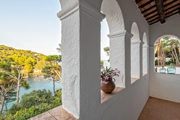 ES PORTIÓ - espectacular villa, situada en un rincón paradisíaco de la Costa Brava, con acceso directo al mar.