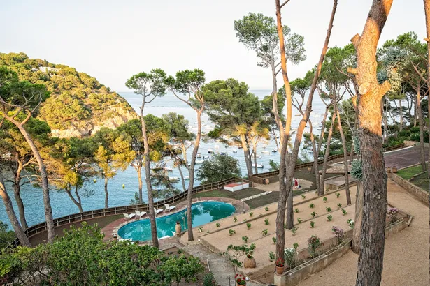 ES PORTIÓ - espectacular villa, situada en un rincón paradisíaco de la Costa Brava, con acceso directo al mar.