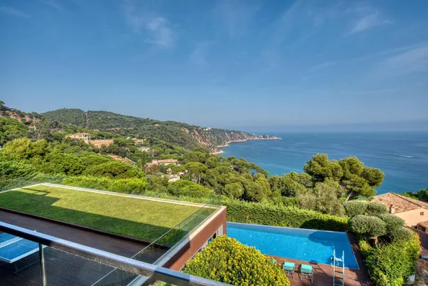 SKYFALL - Espectacular villa contemporánea, ubicada en Punta Brava de Sant Feliu de Guíxols.