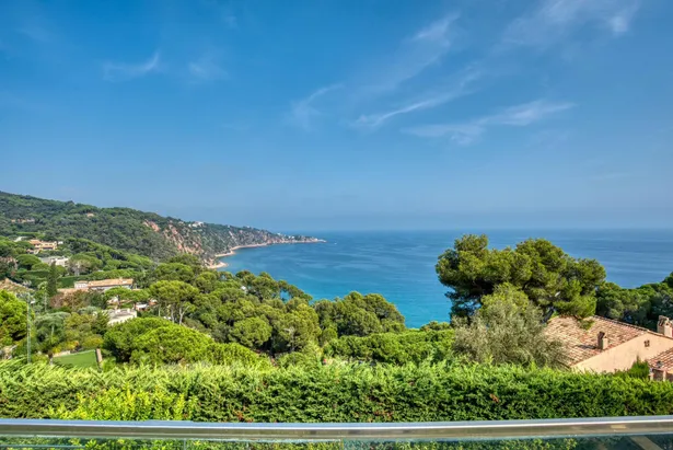SKYFALL - Espectacular villa contemporánea, ubicada en Punta Brava de Sant Feliu de Guíxols.
