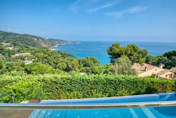 SKYFALL - Espectacular villa contemporánea, ubicada en Punta Brava de Sant Feliu de Guíxols.