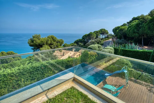 SKYFALL - Espectacular villa contemporánea, ubicada en Punta Brava de Sant Feliu de Guíxols.