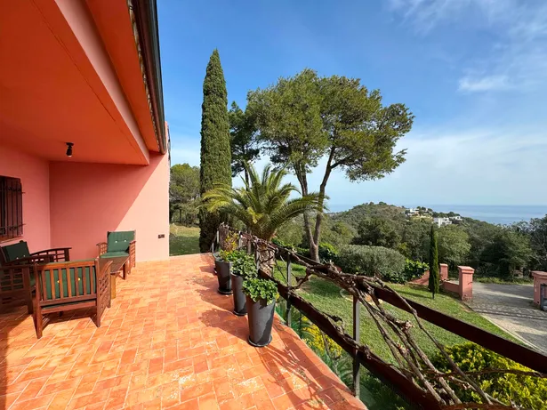 Casa amb jardí i vistes al Mar