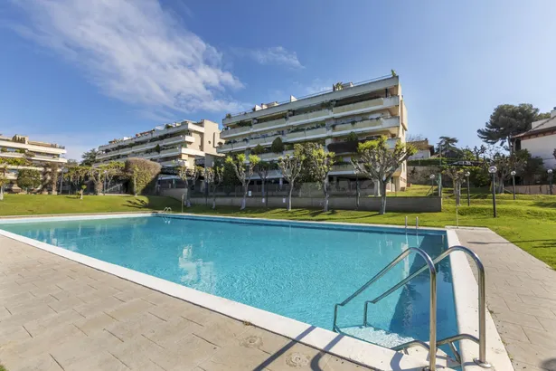 Ático en venta en Sant Andreu de Llavaneres, con 250 m2, 6 habitaciones y 3 baños, Piscina, 2 plazas de Garaje, Ascensor, Aire acondicionado y Calefacción Gas.