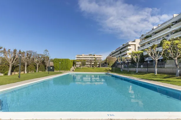 Ático en venta en Sant Andreu de Llavaneres, con 250 m2, 6 habitaciones y 3 baños, Piscina, 2 plazas de Garaje, Ascensor, Aire acondicionado y Calefacción Gas.
