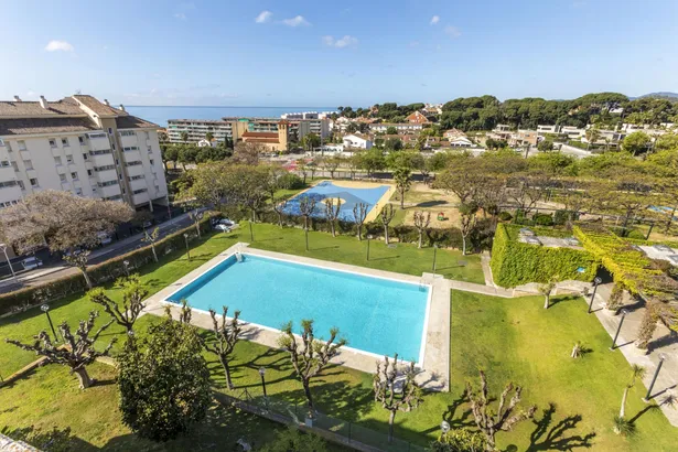 Ático en venta en Sant Andreu de Llavaneres, con 250 m2, 6 habitaciones y 3 baños, Piscina, 2 plazas de Garaje, Ascensor, Aire acondicionado y Calefacción Gas.