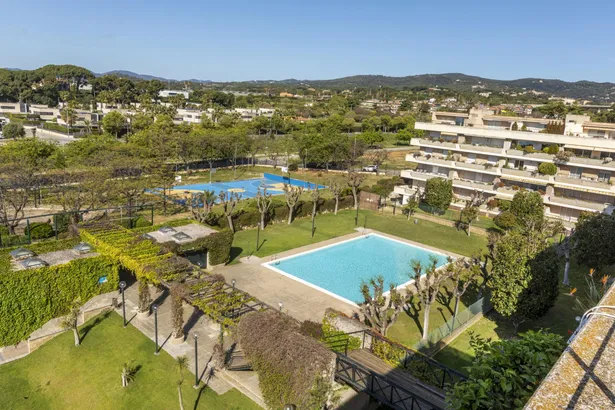 Ático en venta en Sant Andreu de Llavaneres, con 250 m2, 6 habitaciones y 3 baños, Piscina, 2 plazas de Garaje, Ascensor, Aire acondicionado y Calefacción Gas.