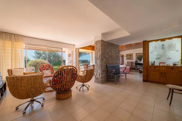 Exclusiu xalet a primera línia de mar amb unes vistes espectaculars i un gran jardí privat